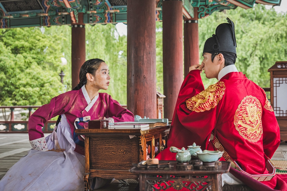 申惠善（左）與金正鉉在《哲仁王后》兩人對手戲不只充滿化學效果，也是「笑」果十足。（friDay影音提供）
